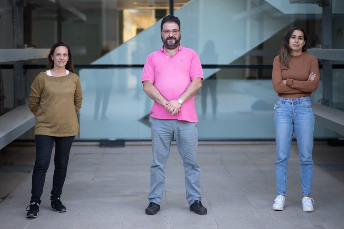 Amparo Andrés, técnico de laboratorio; Máximo Ibo Galindo, profesor titular de la UPV e investigador de la unidad mixta UPV-CIPF Mecanismos de Enfermedad y Nanomedicina, y Andrea Tapia, doctoranda en Biotecnologa de la UPV. (FOTO: E. Mezquita).